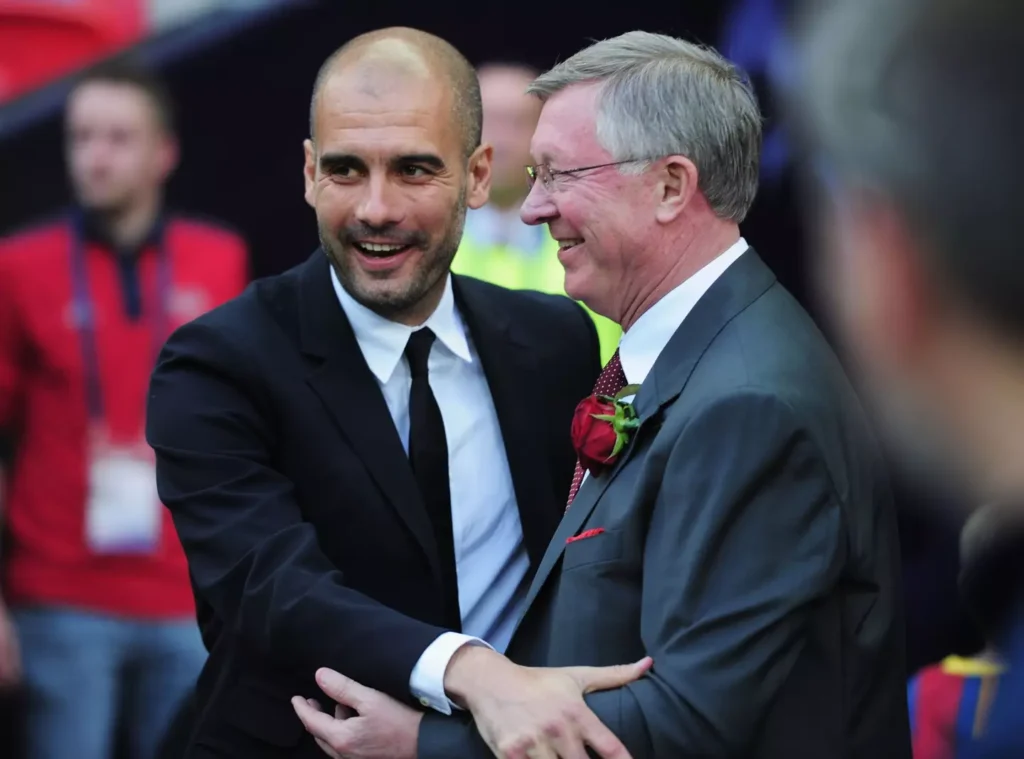Pep Guardiola berjabat tangan dengan Sir Alex Ferguson dalam sebuah kesempatan.