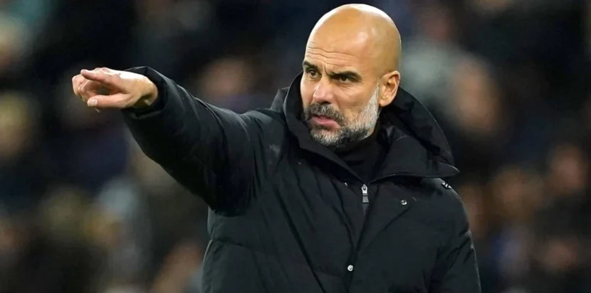 Pep Guardiola memberi instruksi dari pinggir lapangan saat laga Manchester City.