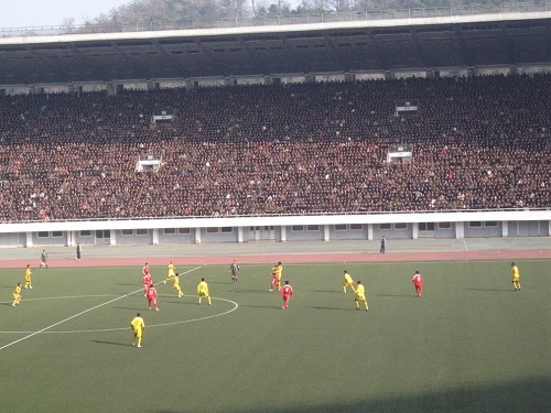 Pertandingan Korea Utara melawan tim Brasil palsu alias Atletico Sorocaba di stadion Pyongyang.
