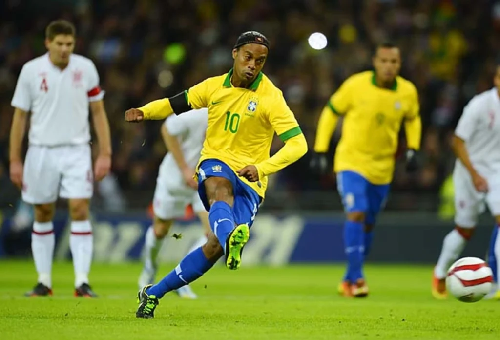 Ronaldinho menendang penalti saat bermain untuk timnas Brasil.