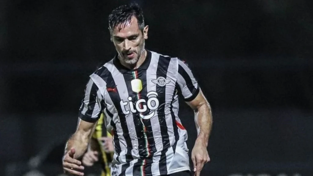 Roque Santa Cruz tetap bermain untuk Club Libertad di usia kepala empat