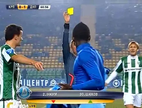 Samuel Inkoom diusir wasit setelah melepas baju saat hendak diganti pemain