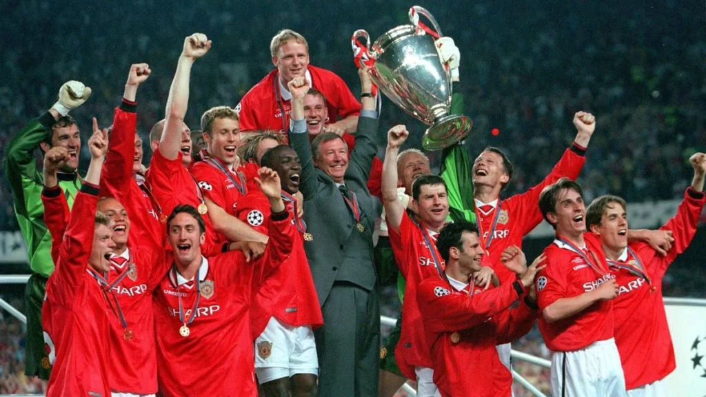 Sir Alex Ferguson bersama pemain Manchester United merayakan gelar Liga Champions 1999.