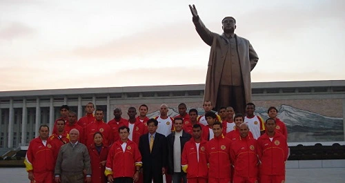 Skuad Atletico Sorocaba berpose di depan patung Kim Il-sung saat tur ke Korea Utara.