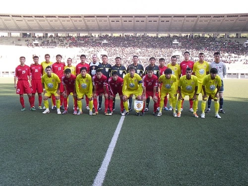 Tim Brasil palsu dari Atletico Sorocaba berfoto bersama timnas Korea Utara di stadion penuh penonton.
