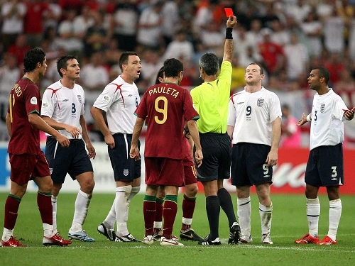 Wayne Rooney menerima kartu merah di laga Inggris vs Portugal Piala Dunia 2006