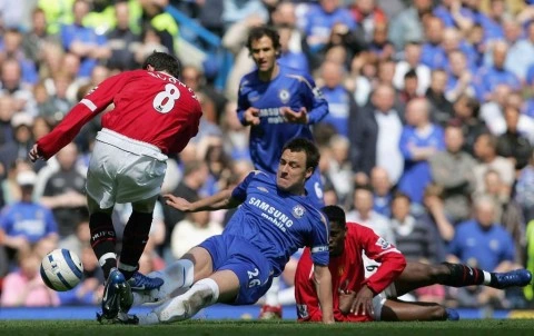 Wayne Rooney berduel dengan John Terry saat Manchester United vs Chelsea