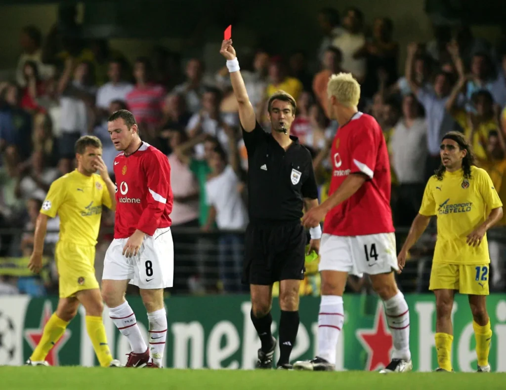 Wayne Rooney mendapat kartu kuning kedua setelah bertepuk tangan ke arah wasit