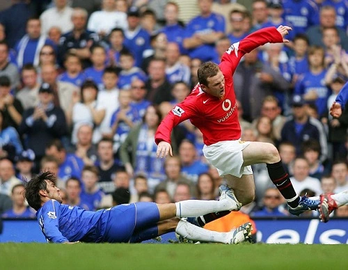 Wayne Rooney ditekel pemain Chelsea dalam laga Premier League