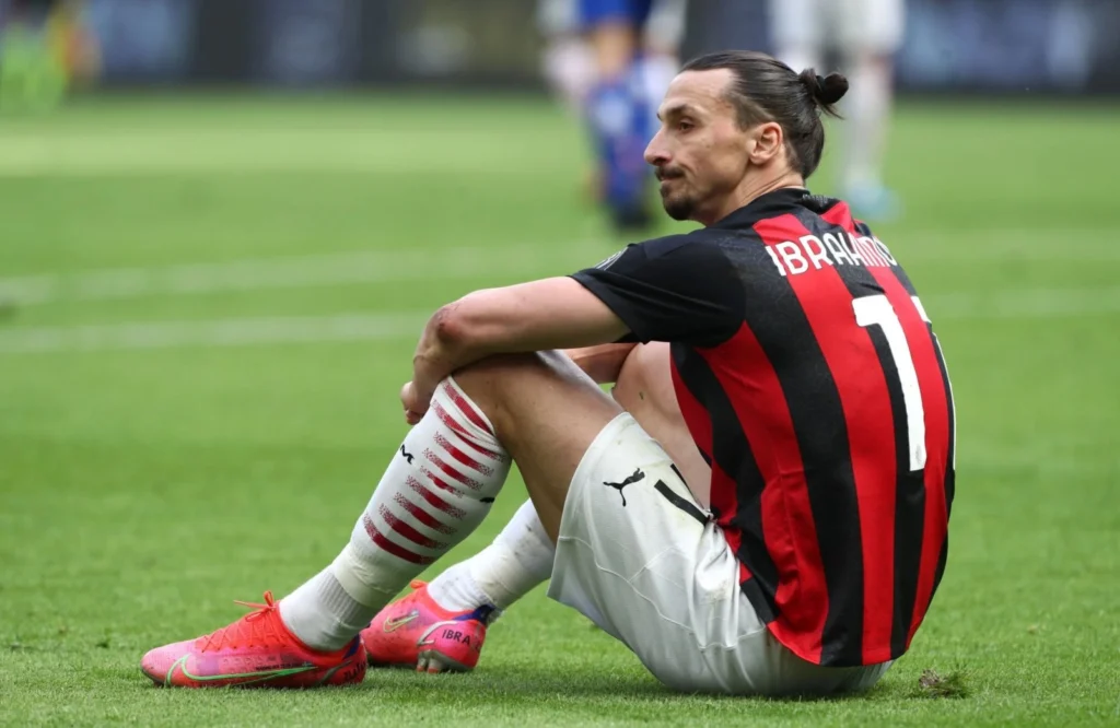 Zlatan Ibrahimovic duduk sedih di lapangan bersama AC Milan.