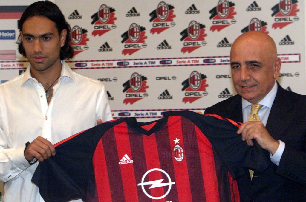 Alessandro Nesta diperkenalkan sebagai pemain baru AC Milan tahun 2002 bersama Adriano Galliani.