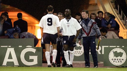 Andy Cole dan Teddy Sheringham pernah berseteru saat sama-sama membela tim nasional Inggris