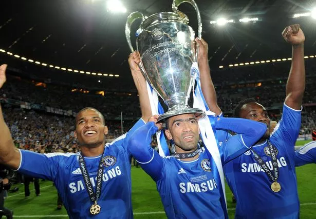 Bosingwa, pemain Chelsea mengangkat trofi Liga Champions 2012 setelah menang atas Bayern Munich