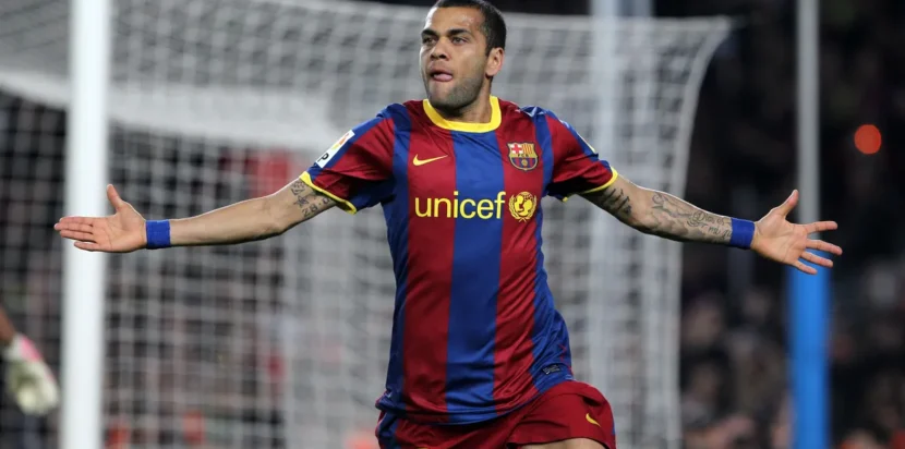 Dani Alves merayakan gol bersama Barcelona di Camp Nou, masa kejayaannya sebagai salah satu bek kanan terbaik dunia.