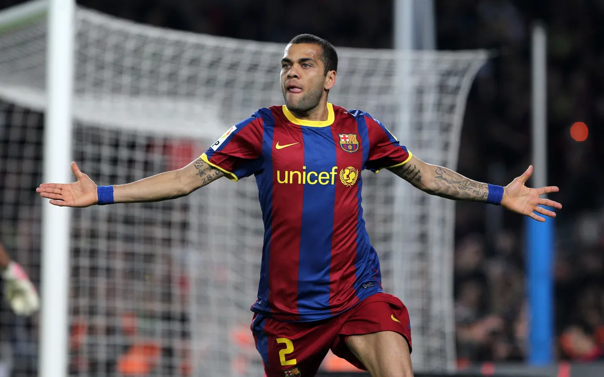 Dani Alves merayakan gol bersama Barcelona di Camp Nou, masa kejayaannya sebagai salah satu bek kanan terbaik dunia.