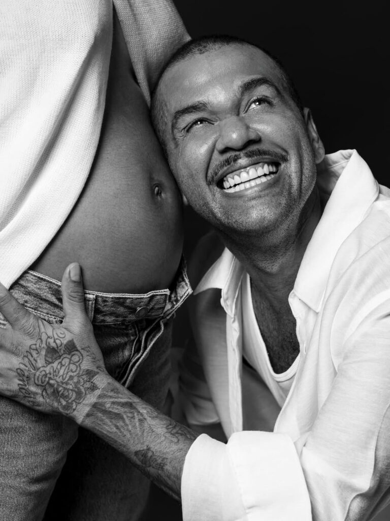 Dani Alves tersenyum bahagia di sesi foto kehamilan bersama Joana Sanz setelah keduanya berdamai dan menantikan kelahiran anak pertama.