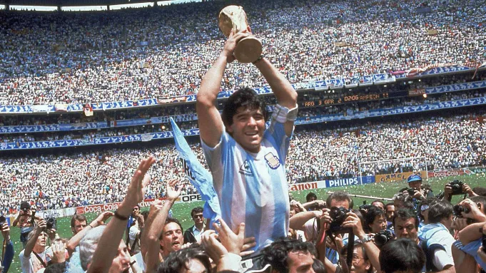 Diego Maradona mengangkat trofi Piala Dunia 1986 bersama Argentina