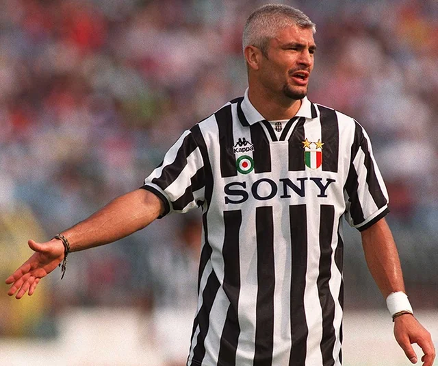 Fabrizio Ravanelli saat bermain untuk Juventus dengan jersey hitam putih legendaris