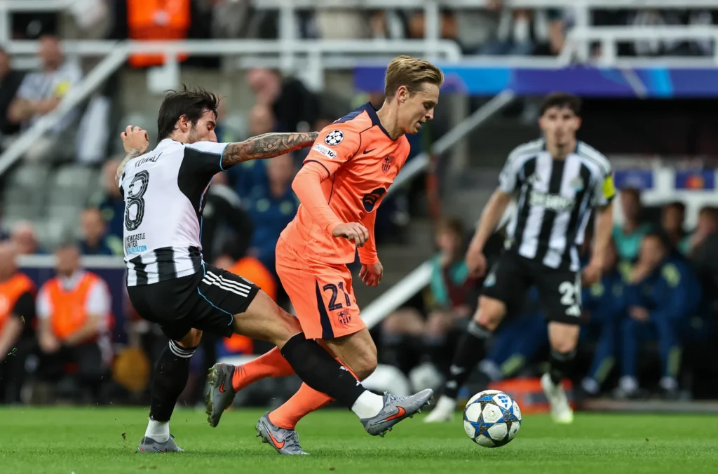 Frenkie de Jong menggiring bola melawan Newcastle di Liga Champions
