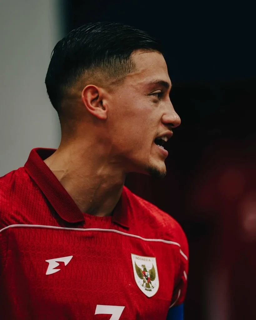 Jay Idzes berteriak memberikan semangat di ruang ganti Timnas Indonesia sebelum pertandingan.