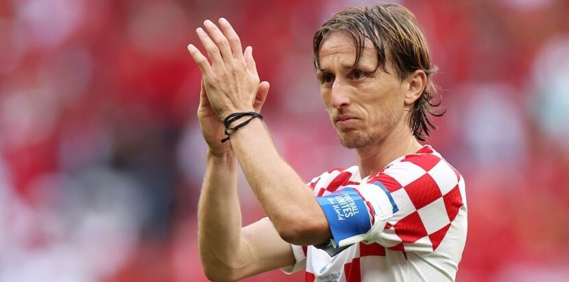 Luka Modric bertepuk tangan mengenakan seragam timnas Kroasia