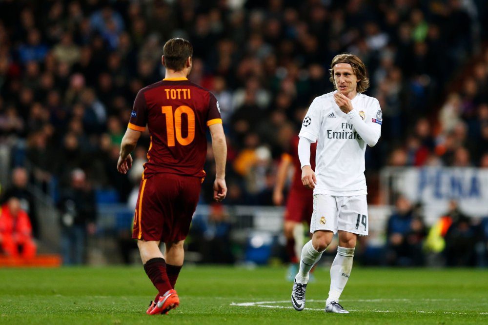Luka Modric berhadapan dengan Francesco Totti di Liga Champions