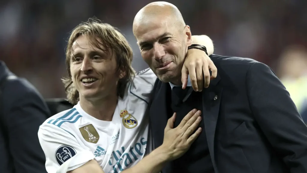 Luka Modric merangkul Zinedine Zidane saat membela Real Madrid