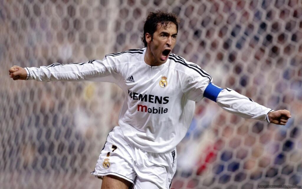 Raul Gonzalez merayakan gol ikoniknya bersama Real Madrid di Santiago Bernabeu.