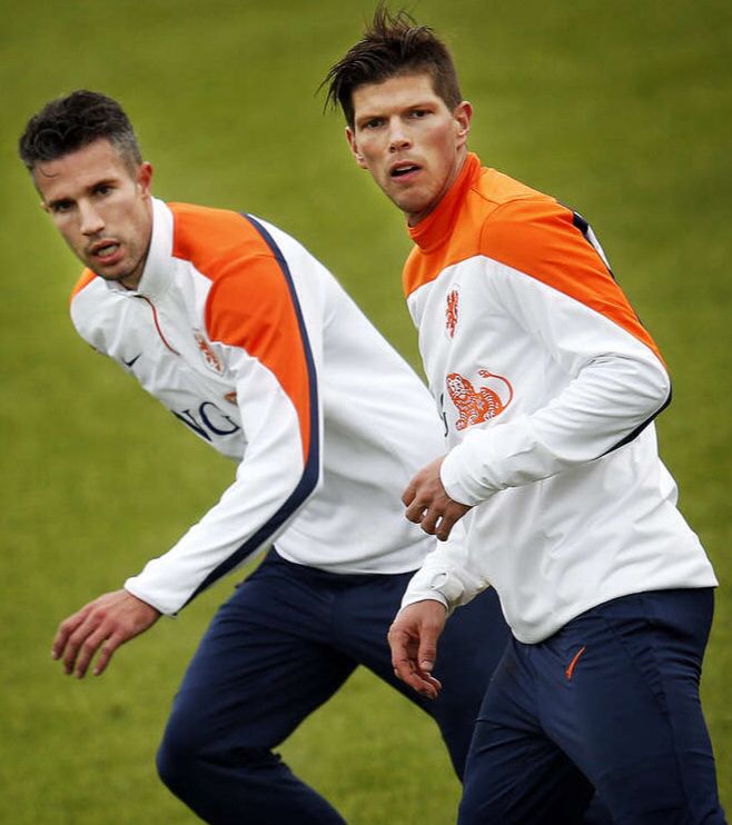 Robin van Persie dan Klaas-Jan Huntelaar bersaing di sesi latihan tim nasional Belanda.