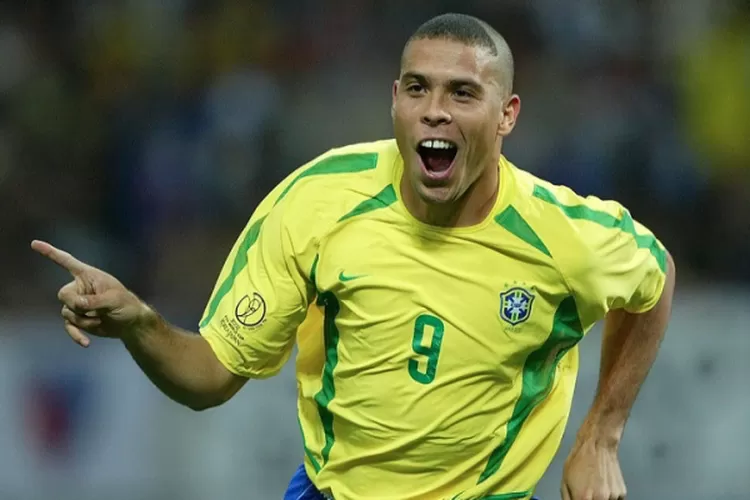 Ronaldo Nazario merayakan gol bersama Timnas Brasil dengan ekspresi penuh semangat.