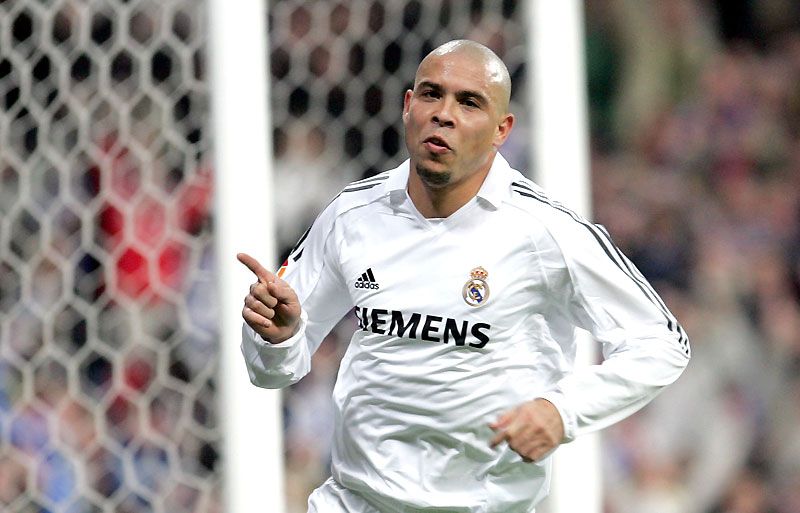 Ronaldo Nazario merayakan gol bersama Real Madrid