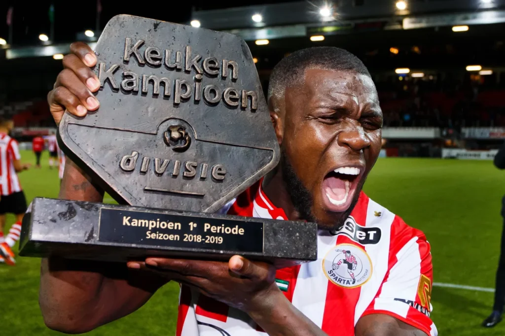 oyston Drenthe merayakan gelar bersama Sparta Rotterdam dengan mengangkat trofi Keuken Kampioen Divisie.