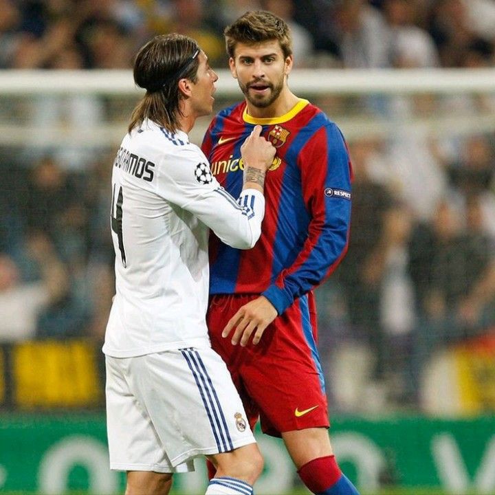 Sergio Ramos dan Gerard Piqué beradu argumen di laga El Clasico antara Real Madrid dan Barcelona.