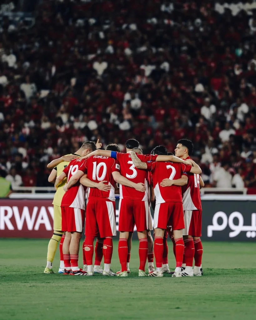 Para pemain Timnas Indonesia membentuk lingkaran dan berdoa bersama sebelum pertandingan dimulai.