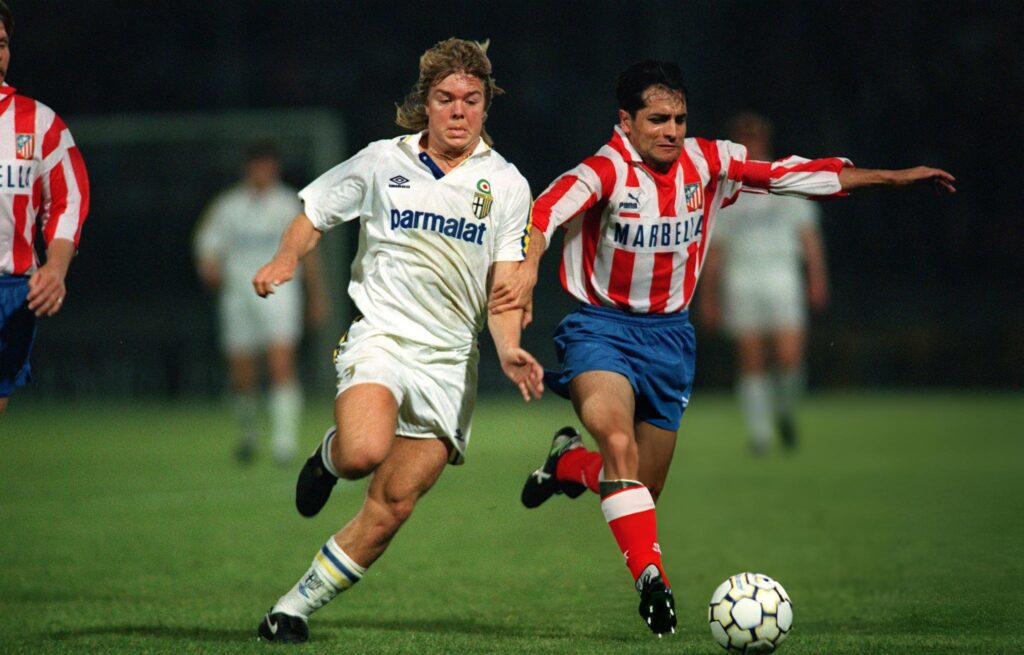 Tomas Brolin beraksi bersama Parma menghadapi pemain Atletico Madrid di kompetisi Eropa