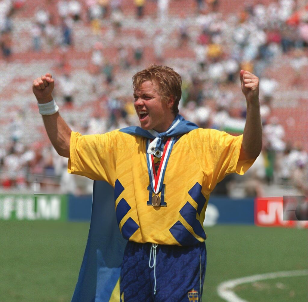 Tomas Brolin merayakan kemenangan bersama timnas Swedia di Piala Dunia 1994