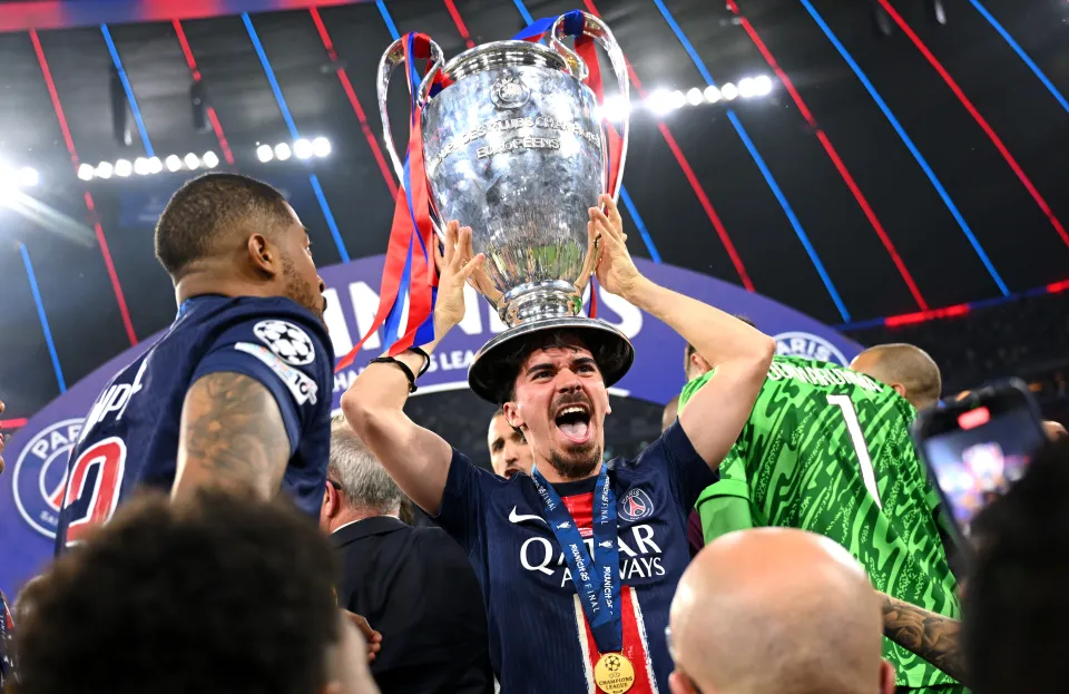 Vitinha merayakan kemenangan PSG di final Liga Champions 2025