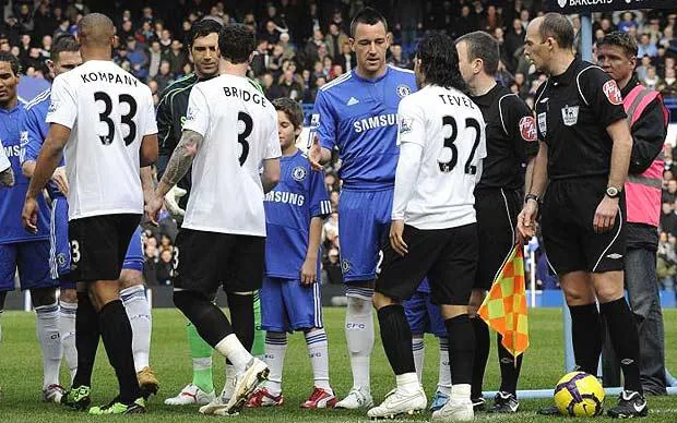 Wayne Bridge menolak berjabat tangan dengan John Terry dalam laga Chelsea vs Manchester City.
