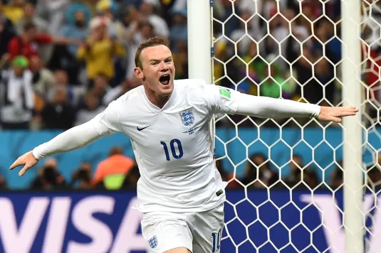 Wayne Rooney berteriak selebrasi setelah mencetak gol untuk Timnas Inggris.