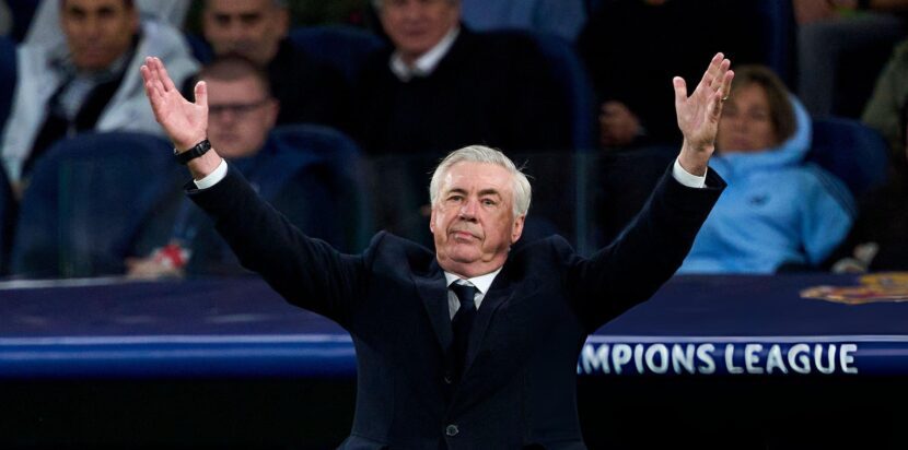 Carlo Ancelotti mengangkat tangan saat memimpin Real Madrid di pertandingan Liga Champions.