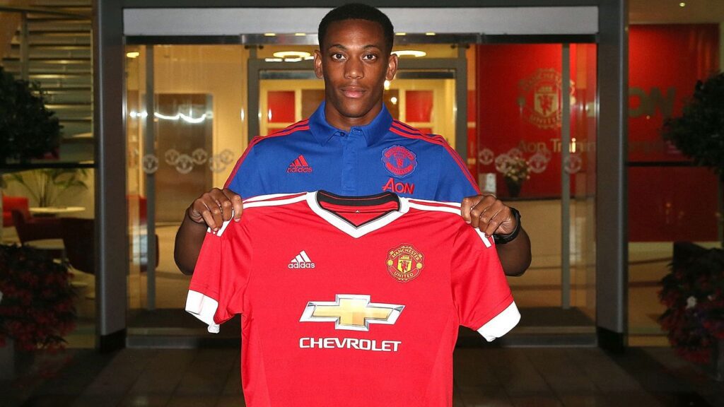 Anthony Martial memamerkan jersey Manchester United saat resmi diumumkan sebagai pemain baru.