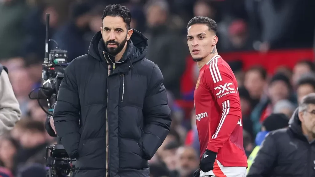 Antony bersama pelatih Manchester United Ruben Amorim sebelum dipinggirkan ke bomb squad