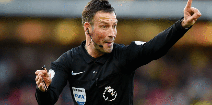 Clattenburg wasit Liga Inggris memberikan instruksi dan isyarat tangan saat memimpin pertandingan.