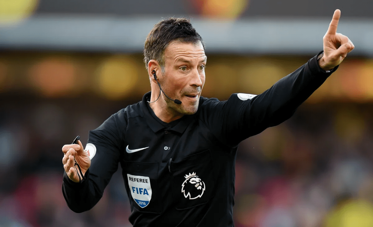 Clattenburg wasit Liga Inggris memberikan instruksi dan isyarat tangan saat memimpin pertandingan.
