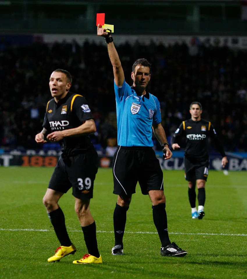 Clattenburg mengangkat kartu merah untuk Bellamy