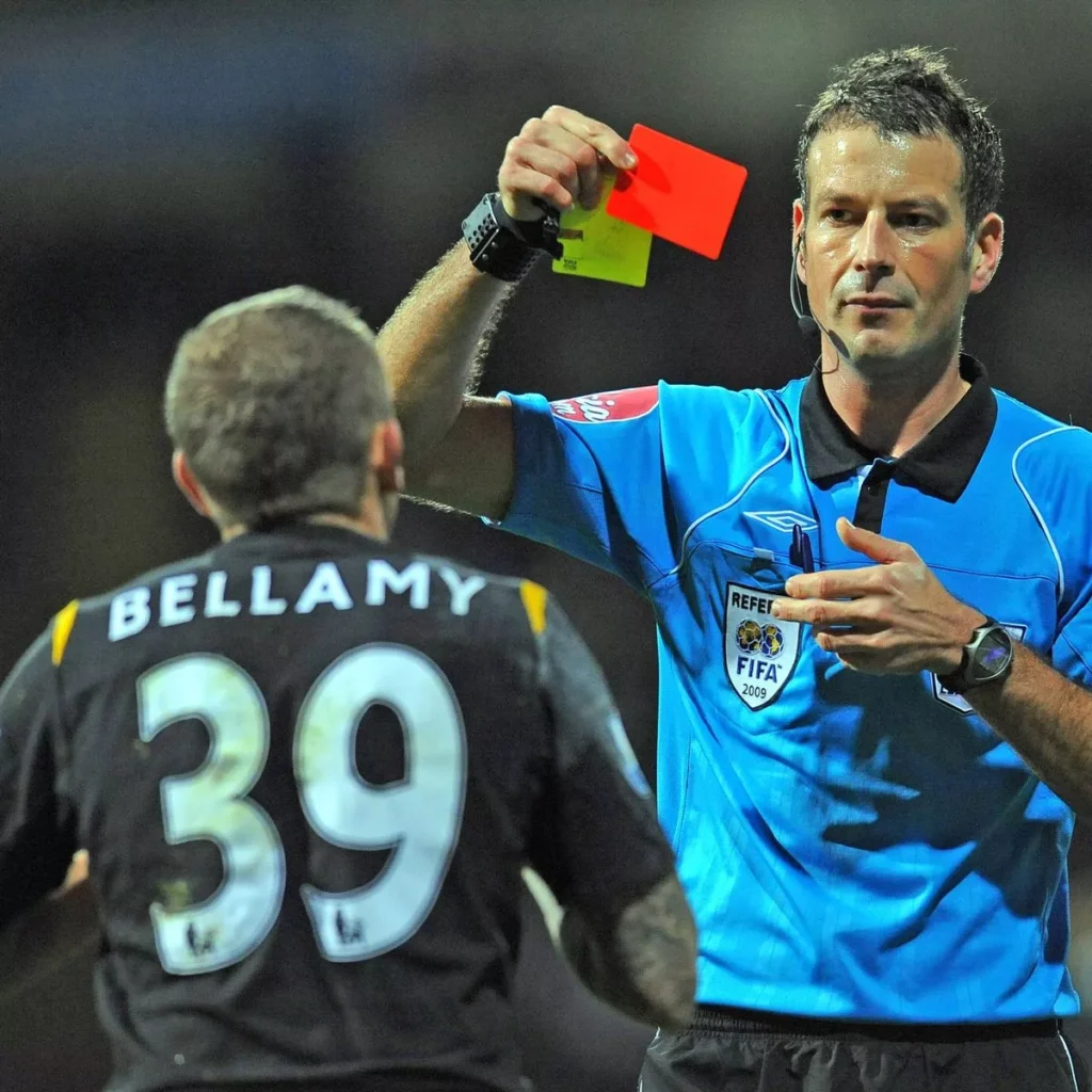 Clattenburg mengeluarkan kartu merah kepada pemain bernomor punggung 39 di tengah pertandingan.