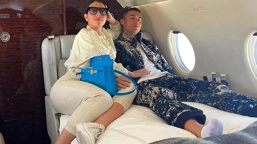 Cristiano Ronaldo dan Georgina Rodriguez bersantai di dalam jet pribadi Bombardier Global Express milik Ronaldo.