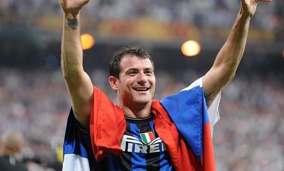 Dejan Stankovic merayakan kemenangan bersama Inter Milan sambil membawa bendera Serbia