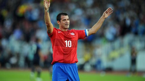 Dejan Stankovic mengenakan jersey merah Serbia sebagai kapten tim nasional