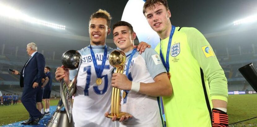 Skuad Inggris U17 juara Piala Dunia bersama Phil Foden merayakan gelar di podium